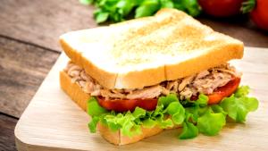 Quantas calorias em 1 Sanduíche Sanduíche de Atum Esquentada?