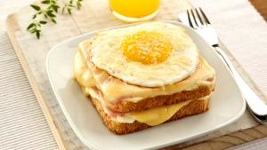 Quantas calorias em 1 Sanduíche (146,0 G) Sanduíche de ovo e queijo?