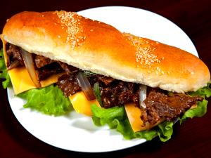 Quantas calorias em 1 Sanduíche (176,0 G) Sanduíche de carne bovina com queijo?