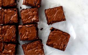 Quantas calorias em 1 taça (250 g) Brownie?
