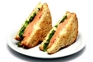Quantas calorias em 1 unidade (160 g) Sanduíche de Salmão e Salada?