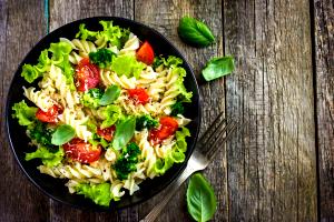 Quantas calorias em 1 unidade (220 g) Salada de Atum com Massa sem Molho?