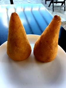 Quantas calorias em 1 unidade (48 g) Coxinha de Mandioca?