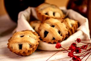 Quantas calorias em 1 unidade (50 g) Mini Torta de Maçã com Canela?