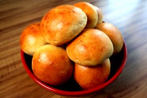 Quantas calorias em 1 unidade (50 g) Pão de Batata Recheado?