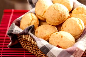 Quantas calorias em 1 unidade (50 g) Pão de Queijo Parmesão?