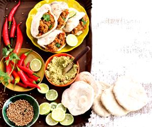 Quantas calorias em 1 Unidade Baba Ghanoush Em Pão Pita Com Borrego?