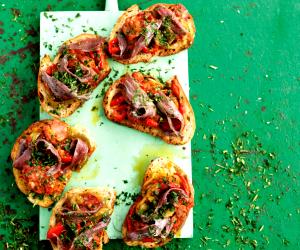 Quantas calorias em 1 Unidade Bruschetta Com Pimentos, Chouriço E Anchovas?