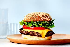 Quantas calorias em 1 unidade Cheeseburger Clássico?