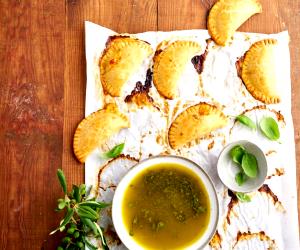 Quantas calorias em 1 Unidade Empanada Caprese Com Molho De Manjericão?