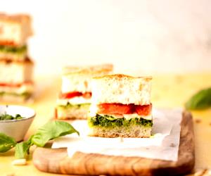 Quantas calorias em 1 Unidade Focaccia Com Mozarela, Tomate E Pesto?