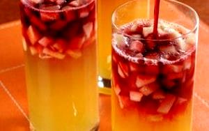 Quantas calorias em 1 Xícara (240 Ml) Ponche de Frutas (feito com Suco de Fruta e Soda)?