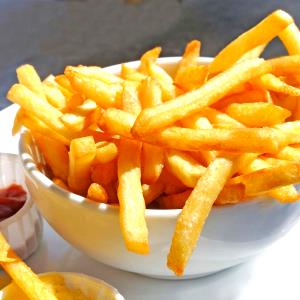 Quantas calorias em 1 Xícara Batatas Fritas Caseiras?