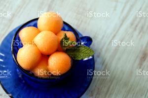 Quantas calorias em 1 Xícara, Bolas Melão Cantalupo?