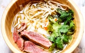 Quantas calorias em 1 Xícara Carne de Vaca tipo Oriental e Sopa de Fitas de Arroz (Pho Bo Vietnamita)?