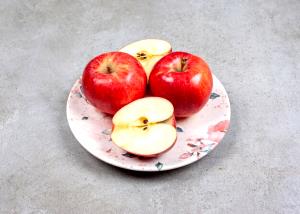 Quantas calorias em 1 Xícara, Cortadas Em Quarta Parte, Cortadas Maçãs Red Delicious?