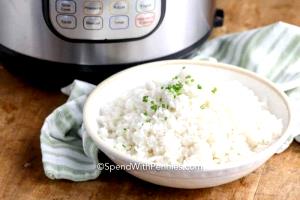 Quantas calorias em 1 Xícara, Cozido Arroz Branco Instantâneo?