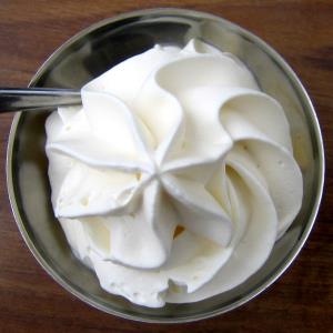 Quantas calorias em 1 Xícara Creme Chantilly (Pressurizadas)?