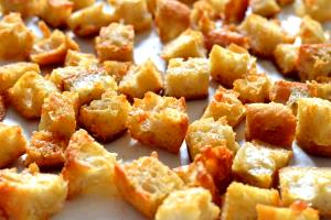 Quantas calorias em 1 Xícara Croutons Simples?