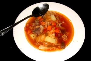 Quantas calorias em 1 xícara de chá (13 g) Sopa de Carne, Batata, Tomate e Aveia?