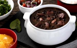 Quantas calorias em 1 xícara de chá (130 g) Feijoada?