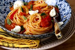 Quantas calorias em 1 Xícara Espaguete com Molho de Tomate e Vegetais?
