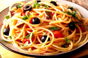 Quantas calorias em 1 Xícara Espaguete com Puttanesca?