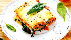 Quantas calorias em 1 Xícara Lasagna com Carne e Espinafres?