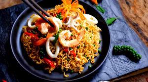 Quantas calorias em 1 Xícara Miojo Chow Mein Chinês?