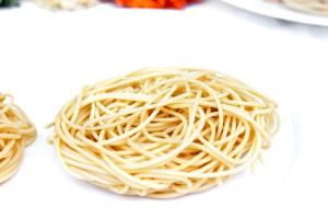 Quantas calorias em 1 Xícara Molho de Espaguete sem Carne?