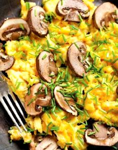 Quantas calorias em 1 Xícara Omelete ou Ovos Mexidos com Cogumelos?