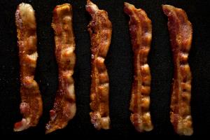 Quantas calorias em 1 Xícara, Pedaços Bacon Curado ou Defumado?