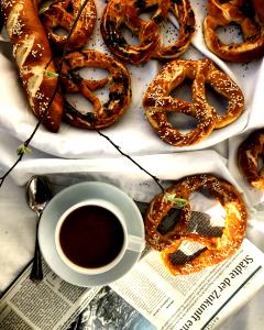 Quantas calorias em 1 Xícara Pretzels (Rijos)?