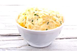 Quantas calorias em 1 Xícara Salada de Batata com Ovo?