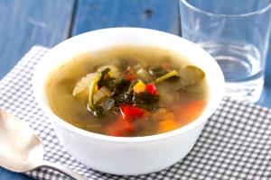 Quantas calorias em 1 Xícara Sopa de Vegetais Vegetariana (Preparada com Água)?