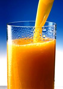 Quantas calorias em 1 Xícara Suco de Laranja Congelado (Reconstituído com Água)?