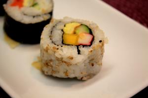 Quantas calorias em 1 Xícara Sushi com Vegetais e Frutos do Mar?