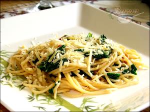 Quantas calorias em 1 Xícara (140,0 G) Espaguete de espinafre, cozido?