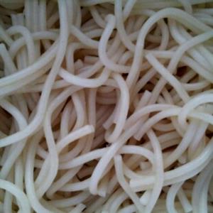 Quantas calorias em 1 Xícara (140,0 G) Macarrão integral, cozido?