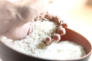 Quantas calorias em 1 Xícara (163,0 G) Massa de arroz branco, crua?