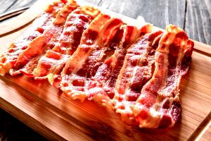 Quantas calorias em 100 G Bacon (Curado, Grelhado, Frito ou Assado, Cozido)?