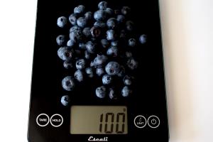 Quantas calorias em 100 g Blueberry?