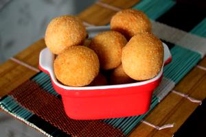 Quantas calorias em 100 G Bolinha de Queijo?