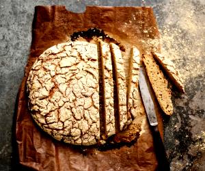 Quantas calorias em 100 G Broa De Milho E Centeio Com Massa-Mãe?