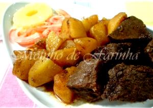 Quantas calorias em 100 G Carne de Vaca Guisada com Batatas e Vegetais em Molho com Base de Tomate?