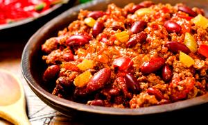 Quantas calorias em 100 G Chili com Carne com Frango ou Peru e Feijões?