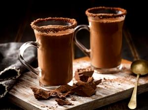 Quantas calorias em 100 G Chocolate Quente (feito com Leite Integral)?