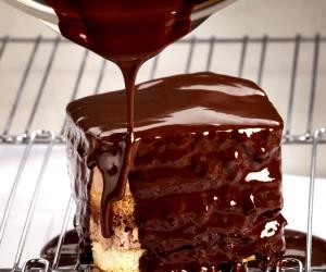 Quantas calorias em 100 G Cobertura De Chocolate Com Azeite?
