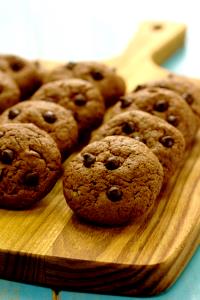 Quantas calorias em 100 G Cookies com Pepitas de Chocolate (com Manteiga)?