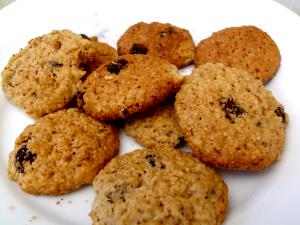 Quantas calorias em 100 G Cookies de Aveia (com Uvas-Passas)?